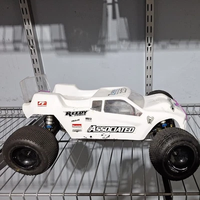 Team Associated RC10 T6.4 2WD Stadium - Castle Combo , Reedy Brushless Servo - Image 1 of 4