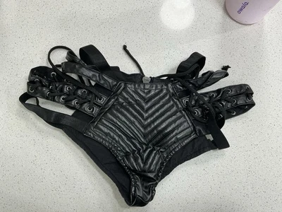 Шорты Dolls Kill Club Exx Rude Awakening Booty средние черные веганская кожа - Изображение 1 из 4