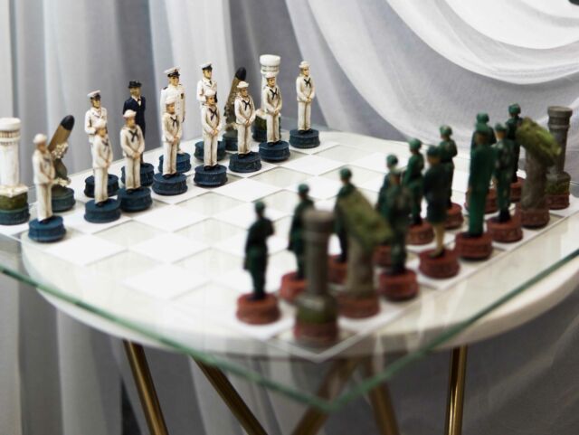 SAC American Revolutionary War Chess Set Ivory&Red With Wooden Board UK  made.