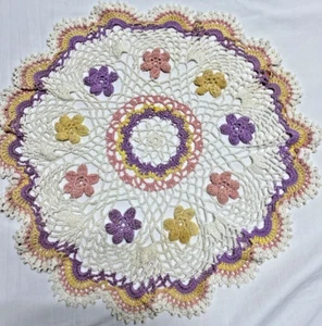 Vintage Deckchen Tischkommode Handarbeit Frühling Blumen überbacken 16" - Bild 1 von 4