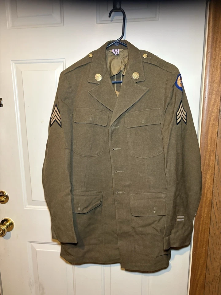 Abrigo de Servicio de Lana Sargento de las Fuerzas Aéreas del Ejército de los Estados Unidos Segunda Guerra Mundial - 8º Parche de la Fuerza Aérea, EE. UU. Foto 1 de 4