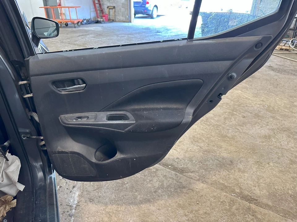 21 22 NISSAN VERSA Rear Door Trim Panel Passenger Side Right Foto 1 de 1