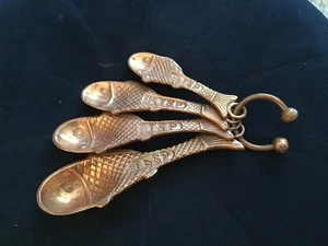 Anthropologie Cucchiai Misuratore Pesci Colore Rame Set di 4 Metallo Pesante - Foto 1 di 2