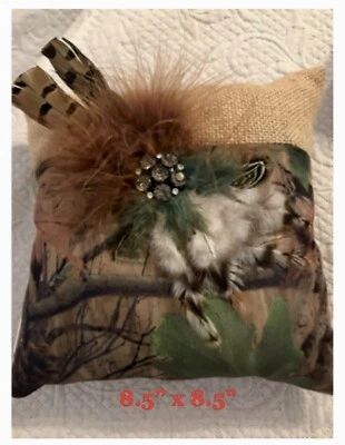 Lillian 玫瑰迷彩环抱枕 - 8.5 英寸 - 全新带盒 — 第 1/4 张图片