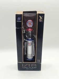 Pompa Di Benzina Gas Pump Replica Blu/Bianco 1:18 Road Signature In Box - Foto 1 di 3