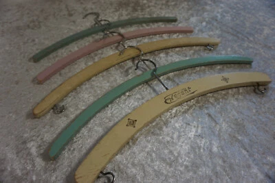 5  bunte Bügel Kleiderbügel 1950 Jahre Pastell Farben Vintage Retro Holz Elegant - Bild 1 von 4