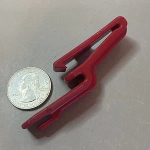 Honda Lawn Mower: Tank Mounting Clip (Red) 17516-Z8B-900ZC (900ZD) - Picture 1 of 3