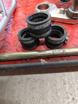 Triumph Adventurer/Thunderbird 1995 carburettor rubbers X3 - Image 1 of 4
