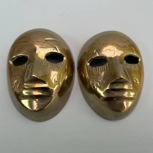Coppia di maschere facciali teatrali minituare vintage in ottone massiccio da appendere a parete - Foto 1 di 9
