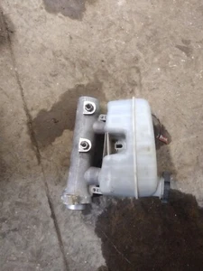 2003 05 2007 GMC Chevrolet Suburban Tahoe Yukon Master Cylinder with Reservoir  - Picture 1 of 5