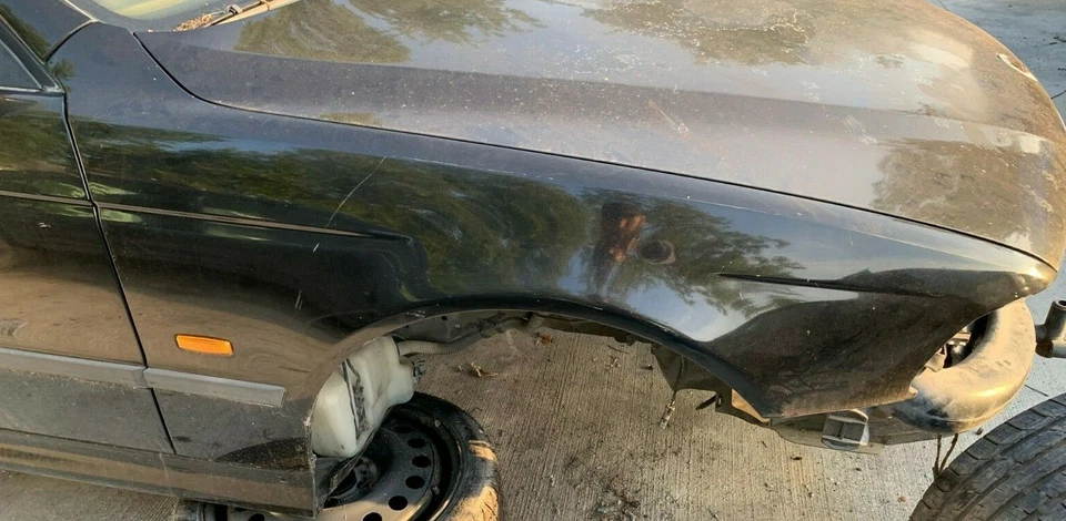 BMW E39 540i 1998-1999-2000-2001-2002-2003 guardabarros derecho pasajero negro Foto 1 de 1