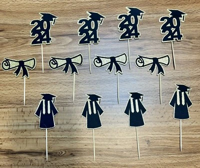 Диплом для пожилых людей выпускной 2024 черный с золотыми блестящими капкейками - Изображение 1 из 4