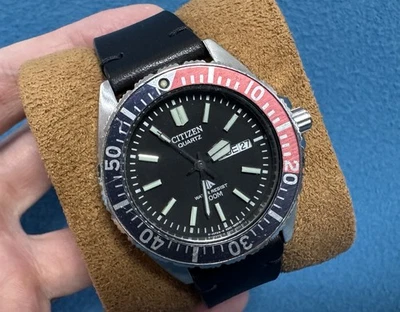 Reloj Hombre CITIZEN PROMASTER 200M DÍA FECHA 38mm RELOJ DE BUCEO PEPSI BISEL Foto 1 de 4