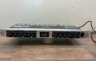 Preamplificador de tubo de vacío para audiófilos Behringer Ultragain Pro modelo MIC2200 Foto 1 de 4