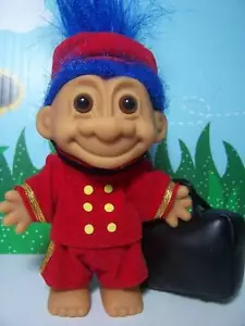 BELLBOY / BELLHOP / BUS BOY con MALETA - 5" Russ Troll - NUEVO EN BOLSO ORIGINAL - Imagen 1 de 1