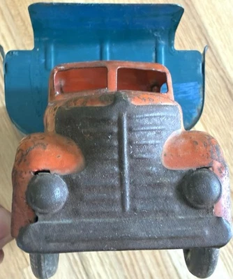 Caminhão basculante Louis Marx Lumar 17 polegadas aço cabine vermelha caixa azul com pneus Litho Wheels - Imagem 1 de 4