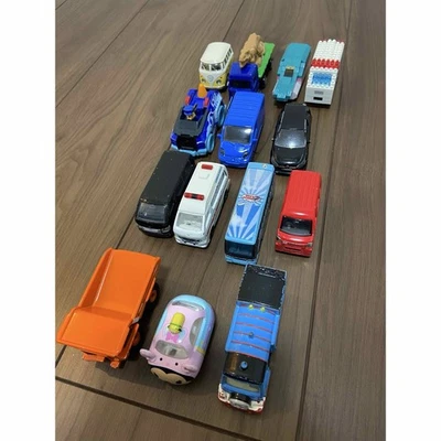 Set da 14 pezzi di auto pressofuse Tomica, ecc. - Immagine 1 di 4