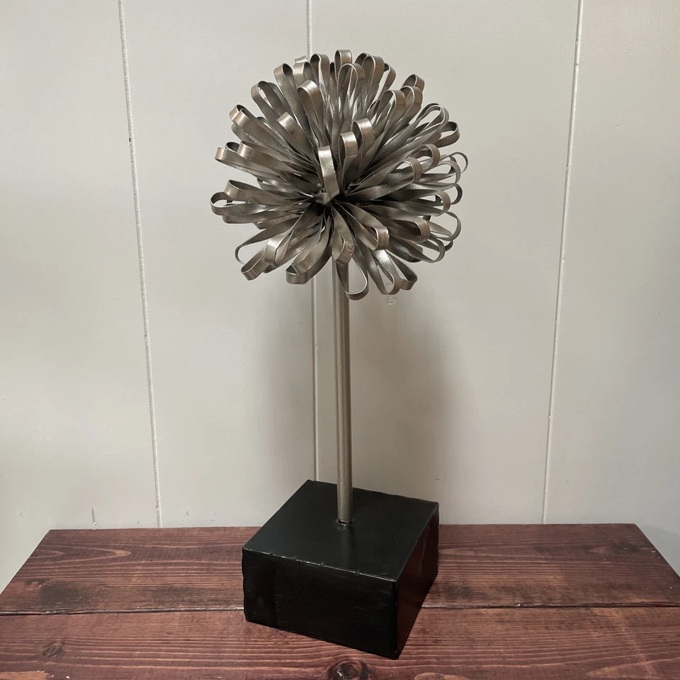 Urban Trends - Escultura bola de cinta en bucle con soporte cuadrado en plata Foto 1 de 4