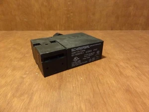 Schmersal AZM 170-11zrka 24VAC/DC 40-60Hz interlock switch - Picture 1 of 2