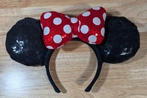 Diadema con lazo rojo lentejuelas a lunares blancos orejas de Minnie Mouse negras de los parques de Disney - Imagen 1 de 2