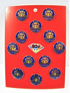 Exhibición de alfileres de tuercas de hockey de colección 12 en tarjeta stock antiguo - Imagen 1 de 2