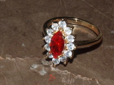 Женское кольцо из красного кварца с золотым наполнителем размер 6 - Изображение 1 из 3