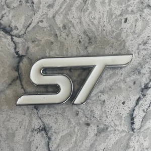 Insignia Trasera ST Ford Fiesta Focus Puma Mondeo 3d Metal en BLANCO y PLATEADO - Imagen 1 de 3
