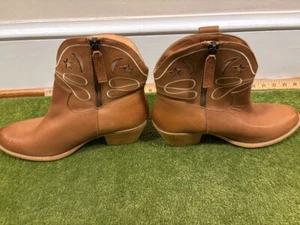 NWOB DINGO Brown Leather Ankle Boots, Moon Stars Cutouts,  Zip Up Western Sz 10 - Picture 1 of 9
