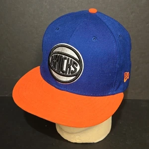 Cappello uomo New Era 59FIFTY NBA New York Knicks blu aderente taglia 7 3/8 LEGGI - Foto 1 di 10