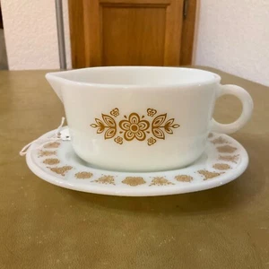 Vintage Pyrex Butterfly Gold Sauciere mit Tablett - Bild 1 von 6