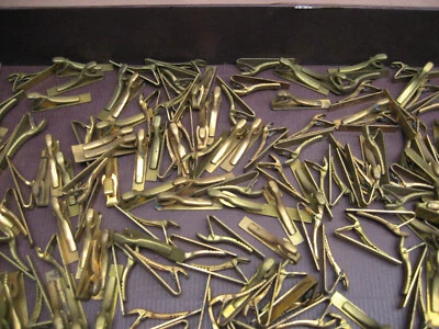 Lote de 1 LBS. Piezas de montaje de latón vintage B.A Ballou & Co para barras de amarre de joyería NOS Foto 1 de 4