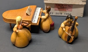 Trío musical miniaturas de madera ERZGEBIRGE Biedermeier Schaarschmidt Alemania Oriental - Imagen 1 de 7