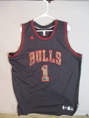 Camiseta Adidas autêntica Derrick Rose Chicago Bulls XXL costurada NBA camuflagem preta - Imagem 1 de 4