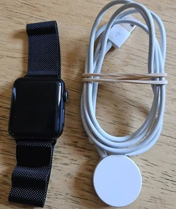 Apple Watch Series 3 GPS 38mm Aluminum Case Silver Sport Wristband GPS - Photo 1 sur 12