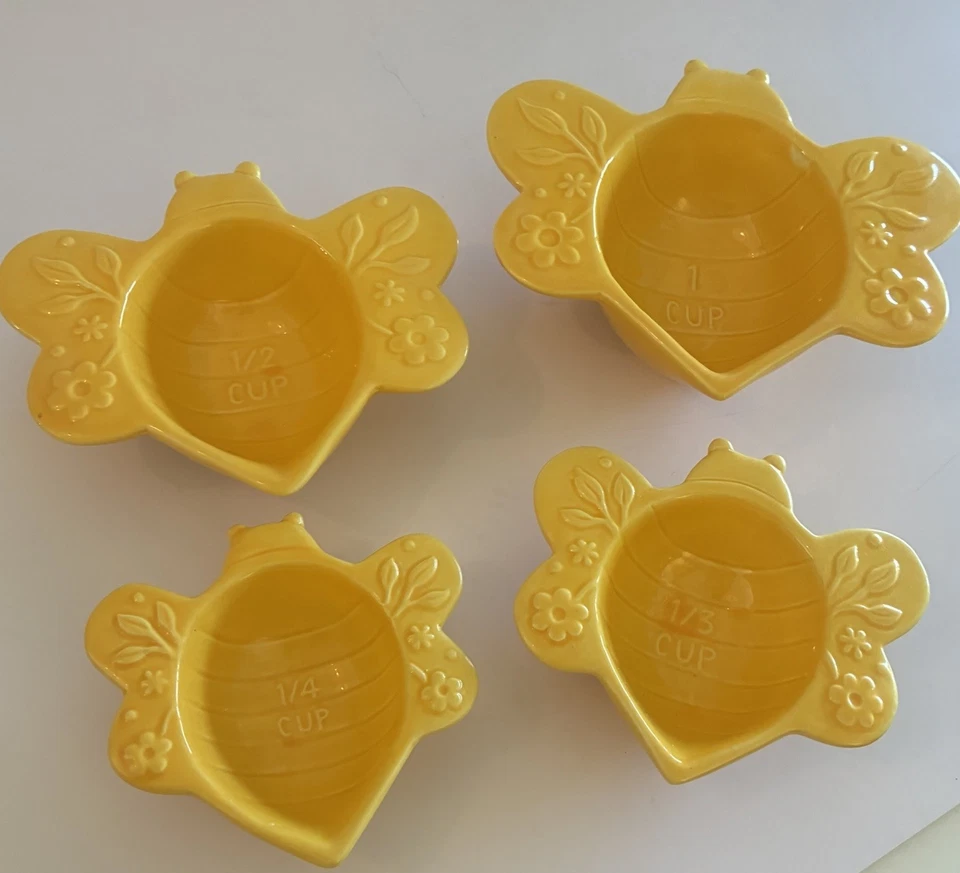 Juego de 4 tazas medidoras apilables en forma de abeja amarilla Strawberry Street Foto 1 de 4