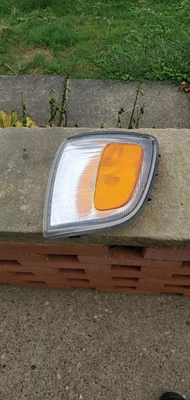 Luz de esquina izquierda y señal de giro OEM para conductor Toyota 4Runner 1999-2002 Foto 1 de 2