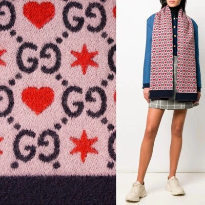 NUEVO $430 GUCCI Rosa Jacquard GG LOGO PAPEL PINTADO Corazones Estrellas Lana 75" Largo BUFANDA Foto 1 de 4