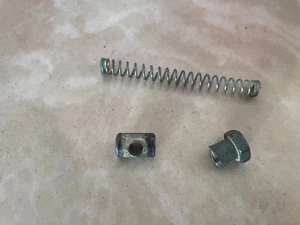 Lote 183-1, 1973-1974 Honda ATC70 Junta de freno, resorte y tuerca de ajuste - Imagen 1 de 1