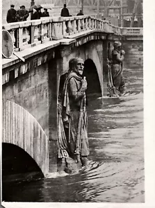 "FOTO PARIGI, FRANCIA, 1937 STATUA DI ""ZOUAVE"" SULLA SCIANA, PREDICE L'ACQUA IN AUMENTO - Foto 1 di 2