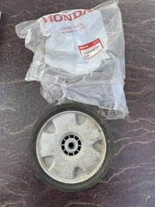 CORTACÉSPED ORIGINAL HONDA RUEDA TRASERA Y NEUMÁTICOS 42710-VH7-000ZA - Imagen 1 de 2