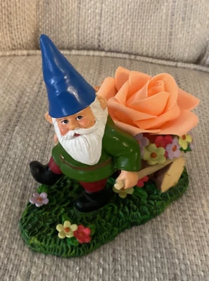 Yankee Candle Gnomo Con Flores En Una Carretilla Caprichoso Soporte Tealight Foto 1 de 4