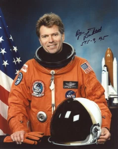 BYRON LICHTENBERG SIGNED AUTOGRAPHED 8x10 PHOTO ASTRONAUT NASA RARE BECKETT BAS - Picture 1 of 2