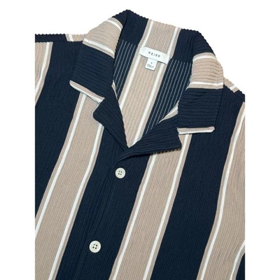 Camisa REISS Para Hombres Pequeña Acanalada Tejida Cuello Cubano Manga Corta Abotonada Rayas Foto 1 de 4