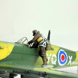 PreSale Pro-Painted 1:48 RAF Pilot Climbing to the aircraft WW2 - Picture 1 of 12