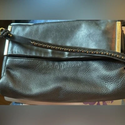 Bandolera Halston Heritage de cuero negro con detalles dorados Foto 1 de 4