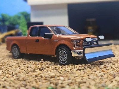 1:64 Custom 2015XLT Ford F150 Snow Plow Salt Spreader Truck Pickup Farm Ertl 4x4 - Image 1 of 4