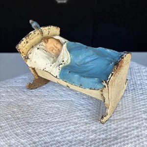 Antik Vintage Baby in Wiege Gusseisen Still Bank - blaue Decke & blau schwarzer Vogel - Bild 1 von 12