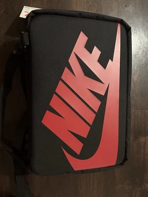 Nike Air Jordan Caja de Zapatos Gimnasio Mango Paquete Negro Rojo Prohibido 1 DA7337-010 Nuevo Bolso Foto 1 de 3