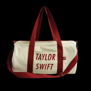 Taylor Swift Seesack rot Taylors Version bestickt IN DER HAND 22 Probleme - Bild 1 von 4