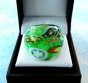 Böhmische Kunst abstrakte Blumen auf grünem mundgeblasenem Glas Glitzer Ring Größe 7,75 - Bild 1 von 3